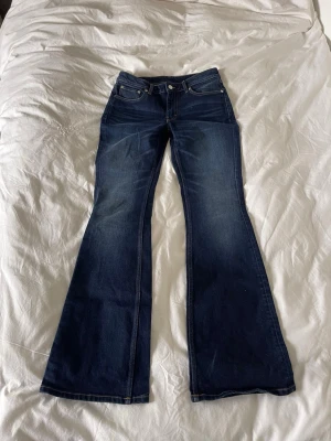 Bootcut flare jeans  - Supersnygga mörkblå jeans med midwaist, kan bäras lowwaist beroende på hur långt ner man vill ha dem. 