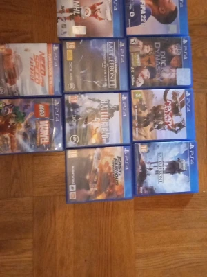 10 PS4 spel, action och sport - Samling med 10 PlayStation 4-spel i blå plastfodral. Bland titlarna finns sportspel som FIFA och NHL, actionspel som Battlefield och LEGO Marvel, samt bilspel och äventyr. Perfekt för dig som gillar variation och vill ha flera genrer till PS4.