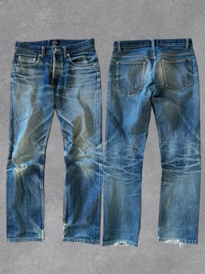 A.P.C Selvedge - Säljer nu dessa fina selvedge jeansen från A.P.C som fått sjuka fades övertid. Fint vintage skick, en liten fläck som syns på sista bilden. Strl 28. Längd: 96 Midja: 38 Fotvidd: 18 Lår: 22.5 Skriv vid frågor eller funderingar