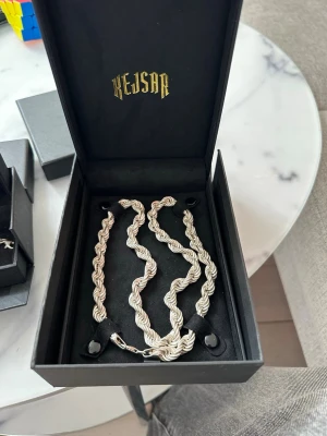 Silver halsband Kejsar - Säljer ett silver halsband från Kejsar som är 65cm långt och 8mm bredd