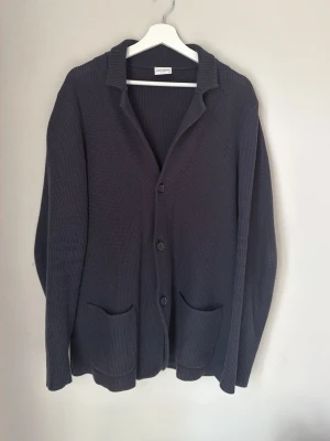 Cardigan tröja John Henric - Snygg cardigan tröja från John Henric använd 5 gånger, perfekt nu till hösten, storlek M