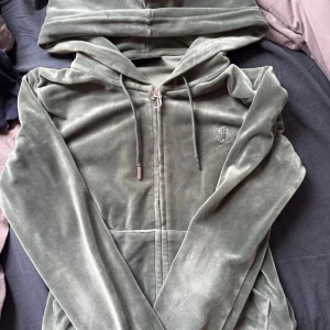  hoodie Juicy Couture - Zipper hoodie från juicy couture som inte används längre