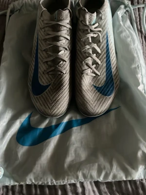 Nike mercurila elite - Jag säljer blåa Nike mercurila elite dem är i ett bra skick då dem inte använts så mycket. Skriv vid funderingar och priset är verkligen inte hugget i sten kan rabatteras vid snabb affär eller köp av flera skor!