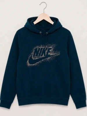 Svart Nike hoodie guld glitter swoosh logga Y2K  - Snygg svart hoodie från Nike med ett stort, guldglittrigt Nike-logga tryckt på bröstet. Hoodien har huva med dragsko och ribbade muddar vid ärmar och nederkant. Perfekt för en avslappnad och sportig stil.