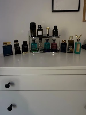 Stor samling exklusiva parfymer - Celestial Emir – 99/100 ml – 700 kr Shaghaf Oud Azraq – 65/75 ml – 450 kr White Evening – 80/100 ml – 550 kr Afro Leather – 65/80 ml – 200 kr Moonlit Night – 99/100 ml – 450 kr Lapis Lazuli – 90/100 ml – 399 kr Vie Ciel – 70/80 ml – 400 kr L'Infinite – 95/100 ml – 400 kr Musamam Black Intense – 99/100 ml – 400 kr Pétale d'Ambre – 99/100 ml – 400 kr Ocean Breeze – 95/100 ml – 600 kr Above the Clouds – 90/100 ml – 470 kr Shinning City – 85/100 ml – 450 kr Barakkat Ro – 90/100 ml – 250 kr 