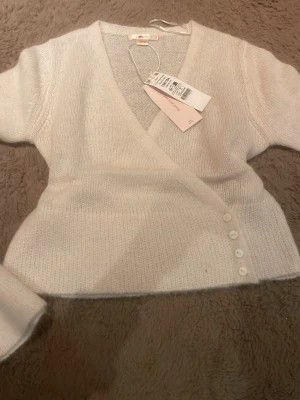 Gina Young stickad tröja helt ny - Gina Young stickad tröja som jag beställde på kids brand store men tyvärr beställde fel storlek ! Jag skulle säga att tröjan sitter som XS, pris kan diskuteras 