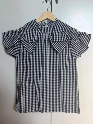 Volume Frill Blouse - Axes Femme - Axes Femme’s Fickle Bebe line. Köpt på rea för 633kr och ordinarie pris är 1050kr. Har ingen prislapp kvar men den är helt ny, endast tvättad och testad. Material: polyester 60% och bomull 40%. OBS: tyget är tyvärr inte alls stretchigt men plagget har dragkedja på baksidan för att man lättare ska kunna få på sig den. Mått enligt hemsida är: 59.5cm i längd, 90cm i bystvidd och 46cm i axelvidd.