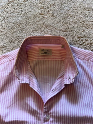 Skjorta Stenströms vit och rosa - 14/36 - Säljer en snygg rosa och vit Stenströmsskjorta i modellen slimline twofold super cotton. Knappt använd så i mycket bra skick.   Storlek 14/36 Axelbredd 39 cm Längd 77 cm Ytterarmslängd 66 cm Mellan armhålor 46 cm  Bara att skriva vid frågor, priset är inte hugget i sten.   Vänliga hälsningar