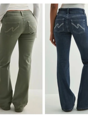 Blå bootcut jeans med kontrastsömmar - 1 par för 450, båda för 800kr! Snygga blå bootcut jeans med vita kontrastsömmar och unikt zigzag-mönster på bakfickorna. Jeansen har normalhög midja och klassisk femficksdesign. Perfekta för en trendig och avslappnad look.