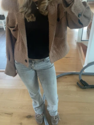 Moetine jacka  - Säljer min äkta Moetine jacka. Den är så skön och en perfekt höstjacka! Lite nopprig så därav lägre pris! Nypris ca 2500kr