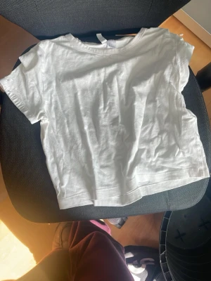 Vanlig vit T-shirt  - Säljer en vanlig vit T-shirt, men det är lite oklart för storlek för det står L men men den är som xs typ💓