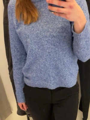 Blå stickad tröja med rund hals - Mysig blå stickad tröja med rund halsringning och långa ärmar. Perfekt nu när de börjar bli lite kallar och man vill ge sin outfit lite färg. Skriv vid frågpr eller om du vill ha egna bilder på tröjan Pris kan diskuteras💙