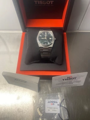 Tissot prx Powermatic 80 grön urtavla full set  - Säljer nu min mycket fina Tissot PRX Powermatic 80 i den populära 40 mm-versionen med grön urtavla.   Klockan fungerar utmärkt med det pålitliga powermatic 80 urverket. Den är i väldigt gott använt skick med normala mindre bruksspår som inte går att undvika vid vardagligt bruk. Klockan levereras full set med alla dess tillbehör som bilderna i annonsen visar.   Hör av er vid frågor eller funderingar så löser vi en snabb och smidig affär, gott om referenser finns!