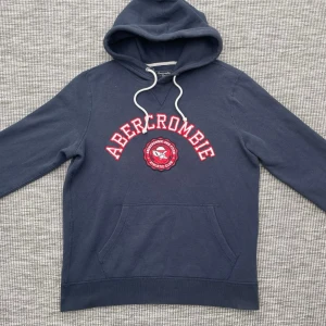 Abercrombie & Fitch hoodie - Säljer nu denna riktigt feta Abercrombie & Fitch hoodie!👏 Skick: 9/10🌟 Storlek: S🤝 Hör gärna av er vid frågor eller funderingar!🤗
