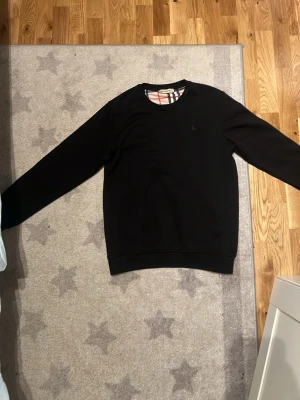 Burberry jumper - Svart burberry jumper hoodie utan luva, väldigt bekväm.