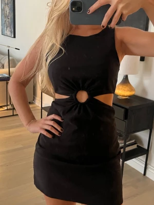 Svart miniklänning - Supersnygg svart klänning med cutout!
