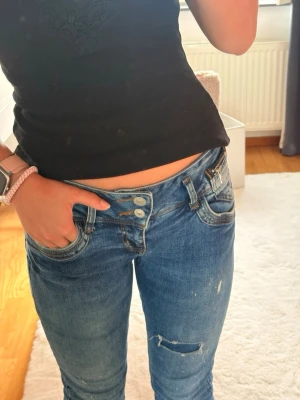 Blåa jeans från LTB - Säljer ett par snygga blå jeans från LTB i okej/ bra skick. Modellen heter Jonquil. Slutsålda som inte går att köpa längre. Storlek 27/30. Köptes från Zalando för orginalpris. Pris kan diskuteras. Bara att skriva om ni har några frågor eller funderingar! Mvh Amanda💕
