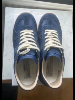 Blå sneakers i mocka och läder - Säljer mina margielas kom provat för mer info 