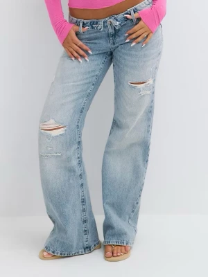 Low loose jeans  - Säljer dessa snygga jeans ifrån Gina tricot i storlek M, köpta nydligen men hann ej lämna tillbaka, använda ca 1 gång! Orginalpris är 499! Skriv privat för fler frågor osv🫶