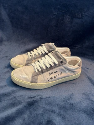 Saint Laurent - Sköna sneakers från Sanint Laurent storlek 40,5, fint skick lite tecken på användning men ändå super fräscha pjuks😁 Kan gå ner i pris mycket vid snabb affär! Slitningarna är design(;