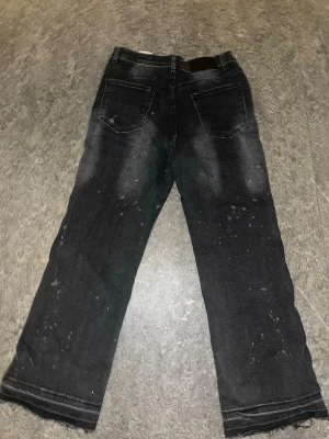 Svart Flared Baggy Jeans  - Säljer svarta flared baggy jeans som är bredd längst ner vid foten vilket inte är mitt favorit smak på byxor. Denna varan är ganska ny, satte på den en gång och aldrig igen efteråt.