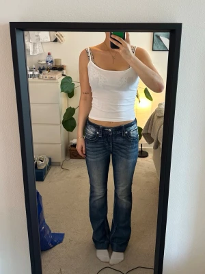 Miss me jeans - Miss me jeans med low/mid waist och detaljer på bakfickorna. Storlek W28 och lagom i längden på mig som är 167, nypris 1200.