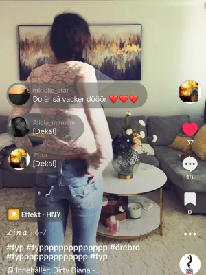 True religon - Snygga blå bootcut jeans med slitningar och dekorativa fickor bak. Jeansen har en klassisk femficksdesign och lätt utsvängda ben. Perfekta för dig som gillar en avslappnad men trendig stil.