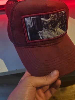 Röd emilio pendenza velvet keps - Röd emilio pendenza keps i bra skick, inga deffekter. OPS! Jag kan bara skicka med PostNord.
