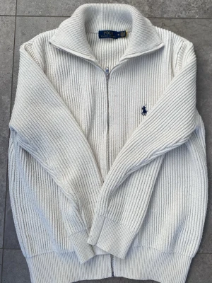Ziptröja Polo Ralph Lauren - Riktigt snygg polo Ralph lauren ziptröjan. Passar till allt men är använd så skulle säga att det är 8/10 skick därav priset. Hör av er vid frågor och pris kan diskuteras✅