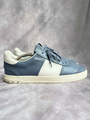 Valentino Flycrew Skor - Stl 45 - Riktigt feta Valentino Flycrew i blått! 🌊🏖️ | Mycket bra/ Nytt skick: 9,5/10 | Alla nitar kvar | Storlek: 45  | Ingår: Skorna 🙌 | Nypris: Ca 7000kr | Självklart äkta. Hör av dig vid frågor // Galgen 🫡