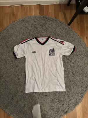  Mexiko bortaställ VM Adidas storlek M - Mexikos bortaställ VM 2026 