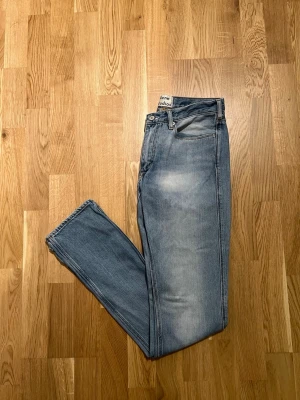 Acne Studios Jeans - Storlek 31/34 - Acne Studios Jeans för män, passformen är slim-fit. Plagget är nyskick, Inga skador/slitage. Storlek Waist 31 / Lenght 34. Hör av dig vid intresse/frågor. PRIS KAN DISKUTERAS!