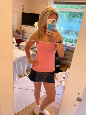 Rosa ärmlös linnetopp - Säljer en enkel och snygg rosa linnetopp i bomull. Toppen är ärmlös och har smala axelband, perfekt för varma dagar eller som layering-piece. Passformen är normal och materialet känns mjukt mot huden.