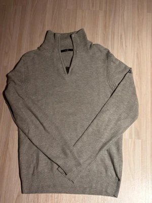 Grå Pelle P quarter zip - Hejsan! Säljer denna snygga quarter zip ifrån Pelle P. Bra för hösten. Färg: grå. Storlek: Small. Priset är ej hugget i sten så det är bara att höra av sig!