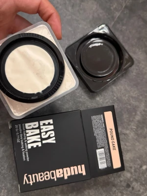 Huda Beauty Easy Bake Pound Cake puder - Helt ny och oöppnad köpt för 500kr. Färgen pound cake