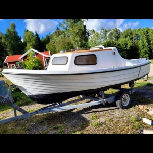 Båt säljes  - Säljer nu min båt utan motor och anledningen jag säljer den är att för jag inte har tid för att fixa den den behöver lite små fix och perfekt för projekt eller för nån som vill ha en båt! Trailer följer inte med! Upphämtning i Ljungskile!