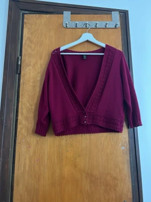 Mörkrosa kofta/bolero Vintage h&m storlek L - En mörkrosa kofta, snygg nu till hösten. Jättebra skick, inga fel. Skriv om ni har frågor.  