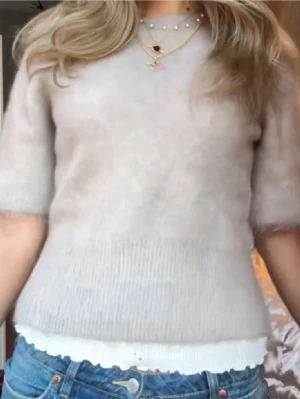 Stickad t-shrit i mohair  - Jättefin stickad t-shrit från other stories som inte längre kommer till användning, passar xs-s och priset går att diskutera, köp för ca 800🩷🩷