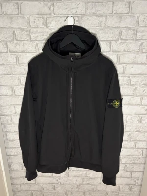Stone Island jacka - Stone Island Light Soft Shell-R jacka i svart med klassiska kompassmärket på ärmen. Lätt, bekväm och perfekt som vår-/höstjacka. Storlek L och i fint skick. Hör av dig vid intresse! 🙌