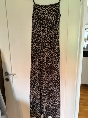Lång leopardmönstrad klänning - Leopard klänning med slits