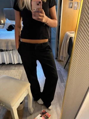 Svarta kostymbyxor Nelly - Säljer ett par svarta kostymbyxor med rak passform och normal midja. Kostymbyxorna är från Nelly i storlek 40💝
