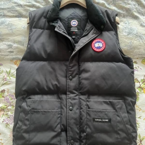 Äkta Canada Goose väst - Säljer en äkta Goose väst i färgen navy, Storlek M men passar L. Skicket är i gott som ny då den används ett fåtal gånger.  Nypris är 7200kr, priset kan diskuteras vid snabb köp.