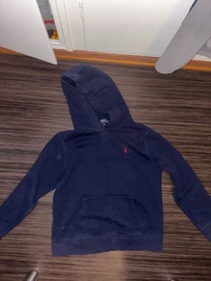 Mörkblå hoodie från Polo Ralph Lauren - säljer denna jättesnygga hoodien från polo!! tror ej den görs längre :)