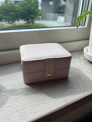 Ljusrosa smyckesbox - Ljusrosa smyckesbox. Perfekt för att organisera dina accessoarer hemma eller på resor. 