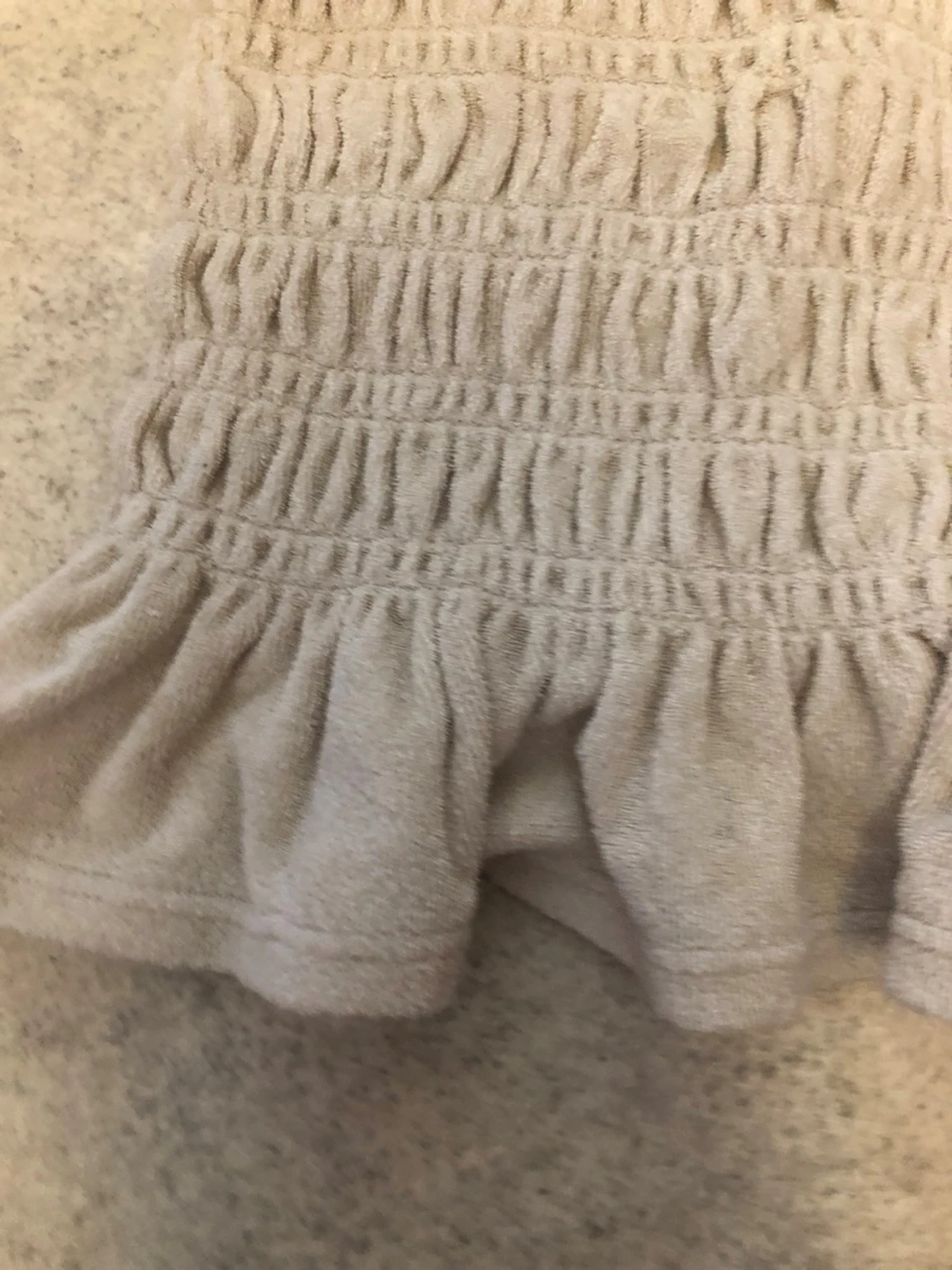 Beige smockad linnetopp med volang - 2