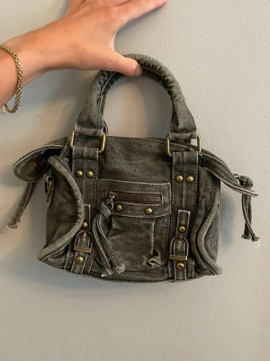Militärgrön denimhandväska med detaljer - Superfin handväska köpt i Italien! Aldrig använd och finns både långt och kort band