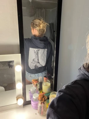 Hoodie med tryck - Super snygg hoodie med tryck på ryggen ifrån By Olivia 🥰