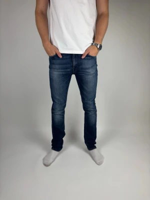 Nudie jeans - Storlek: W29 (38,5cm), L32(106cm) || Skick: Mycket bra skick|| Nypris: Ca 1500kr || Följ för liknande produkter 🌊🍾