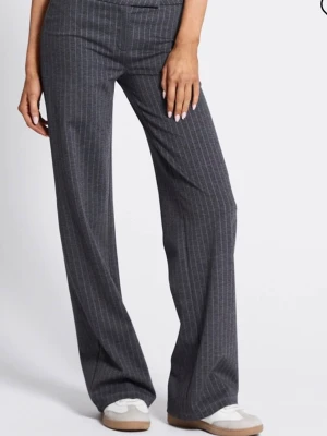 Grå dresspants - Snygga grå dresspants med kritstrecksrandigt mönster och raka, vida ben. Byxorna har medel/låg midja och klassisk passform. Det är ganska tajt passform så skulle säga de passar någon mellan m & s också.🌸Säljer även dessa fast hel svarta