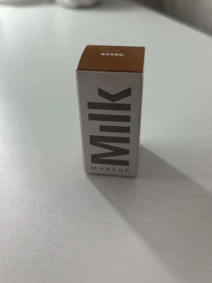 Milk Makeup Bronzer Baked - Milk Makeup bronzer i nyansen Baked. Kommer i en smidig stick-form och förpackningen är vit med tydlig logga. Perfekt för att skapa en solkysst look med naturlig finish. Enkel att applicera och blenda. Bronzern är helt ny och oöppnad! Jag råkade köpa hem två och säljer därför ett av de pga att det inte går att skicka tillbaka!